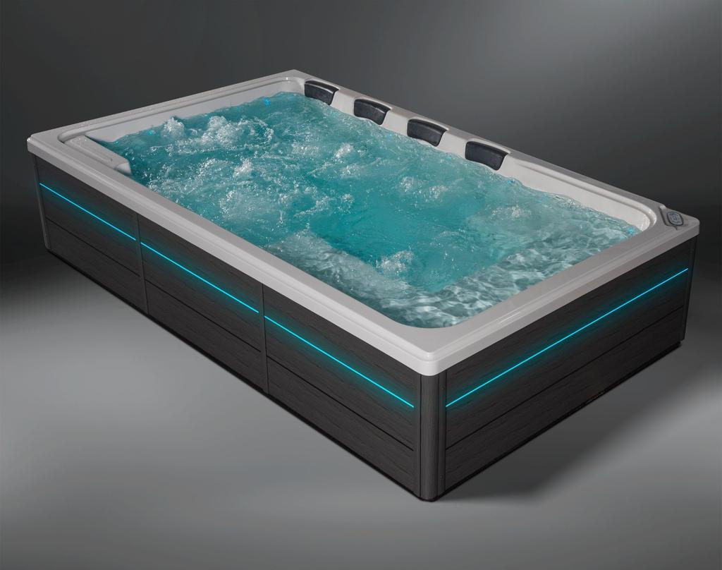 Whirlpool und Lounge-Pool im kleinen Garten und auf der Terrasse